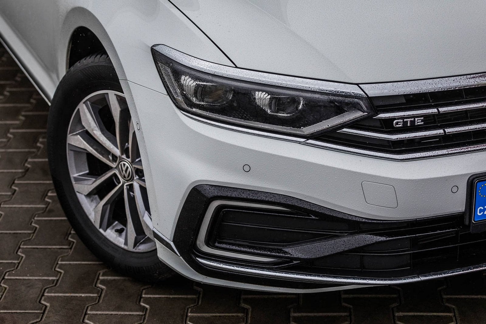 2020-05-skoda-superb-iv-vs-passat-gte-6.jpg