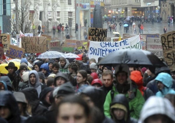 2013-03-studenti-protestujc3ad-proti-c5a1kolnc3a9mu-3.jpg