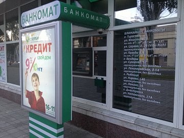 Sberbank v Tiraspolu v Podněstří. Bankomat akceptuje karty MasterCard a Visa.