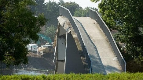 Náhledový obrázek - Na demolici stačila hodina. Lávka v Nymburce se zřítila do Labe