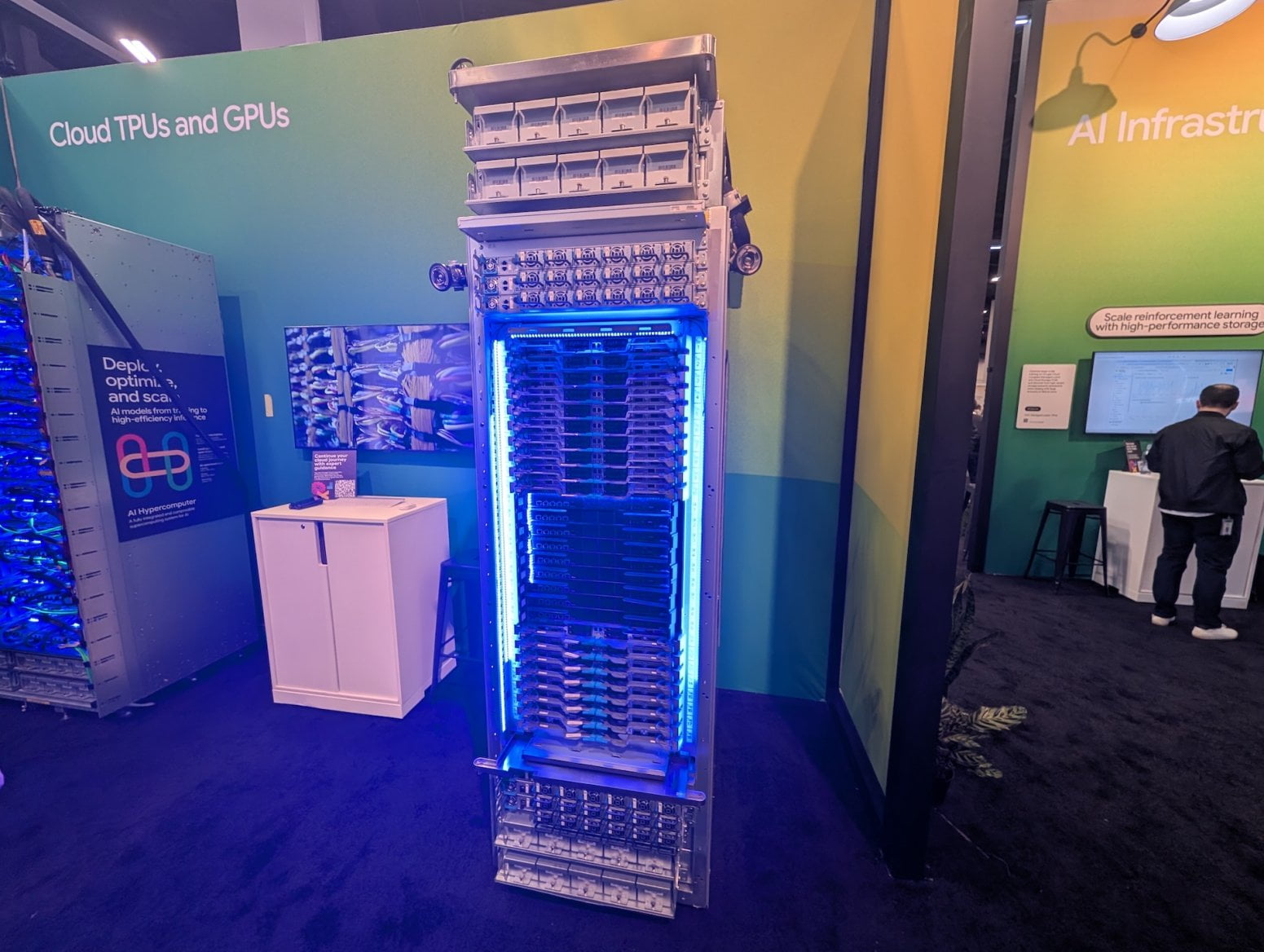 Serverový rack Google A4X Max s Nvidia GB300