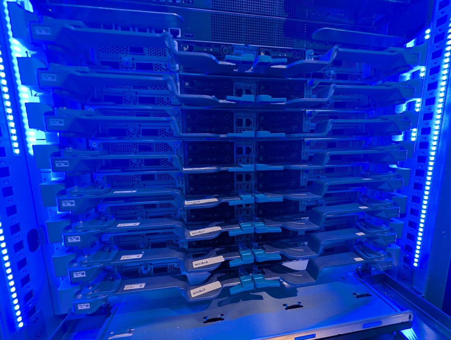 Serverový rack Google A4X Max s Nvidia GB300