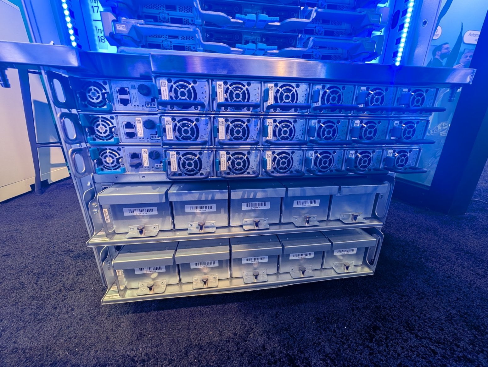 Serverový rack Google A4X Max s Nvidia GB300