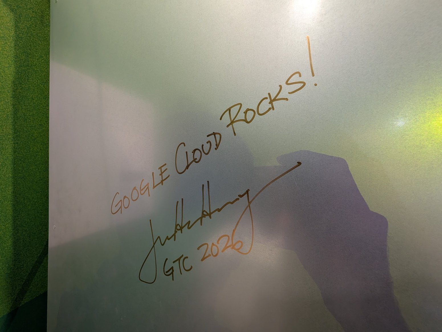 Serverový rack Google A4X Max s Nvidia GB300