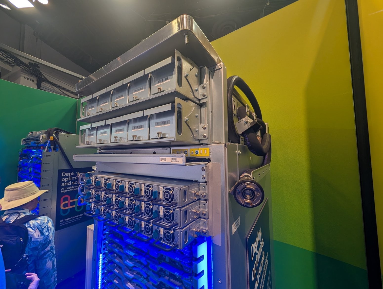 Serverový rack Google A4X Max s Nvidia GB300