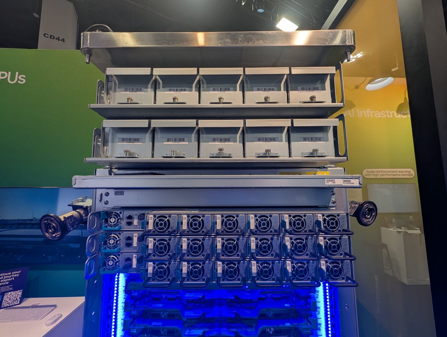 Serverový rack Google A4X Max s Nvidia GB300