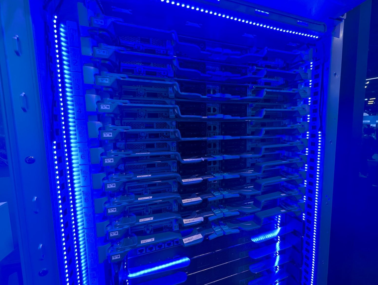Serverový rack Google A4X Max s Nvidia GB300