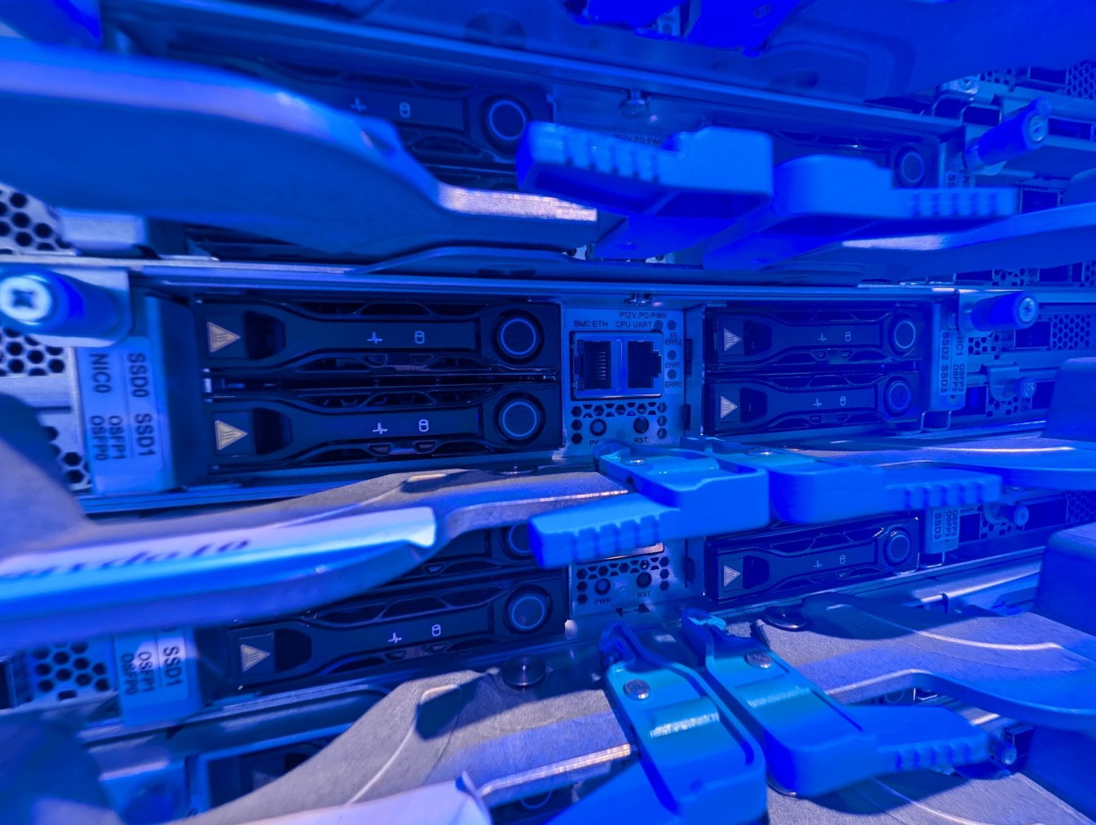 Serverový rack Google A4X Max s Nvidia GB300