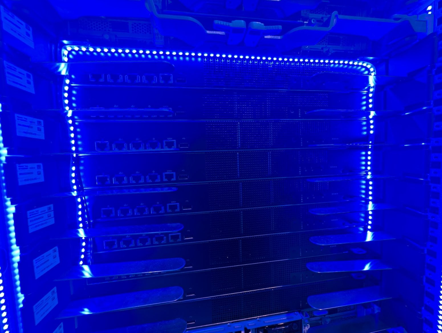 Serverový rack Google A4X Max s Nvidia GB300