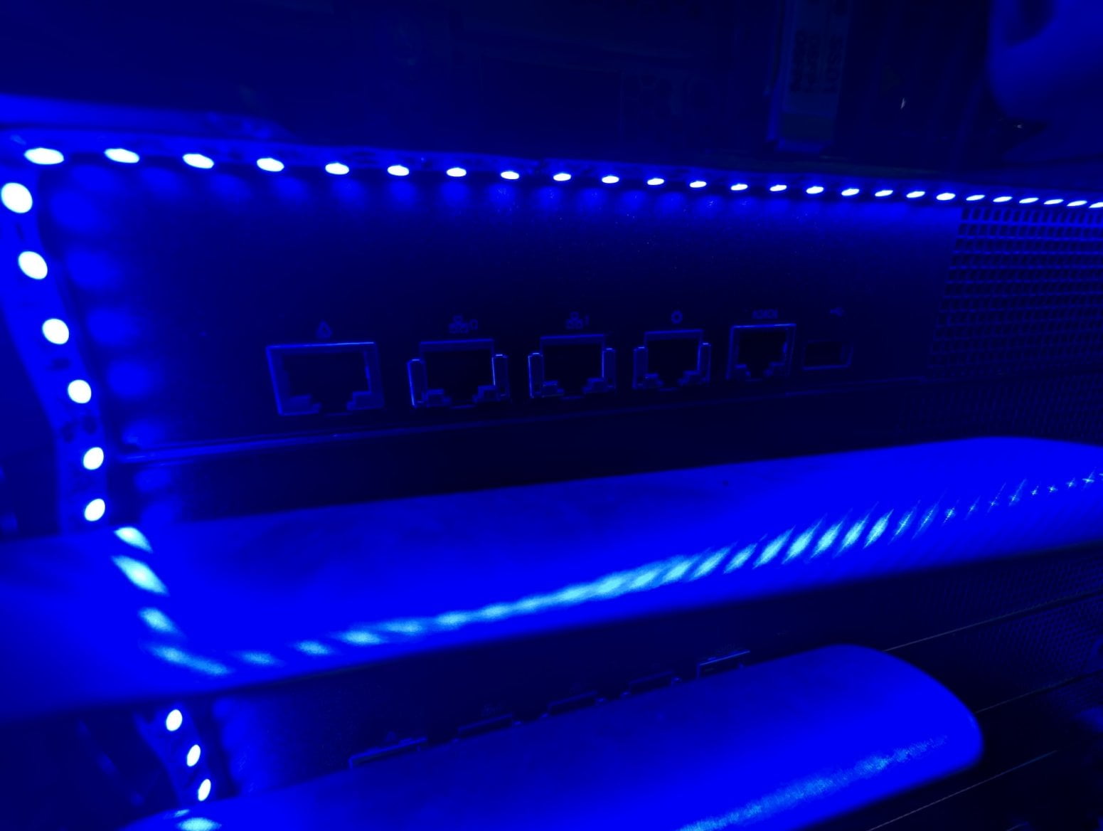 Serverový rack Google A4X Max s Nvidia GB300