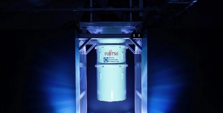 Společný supravodivý kvantový počítač RIKEN-Fujitsu s 64 qubity