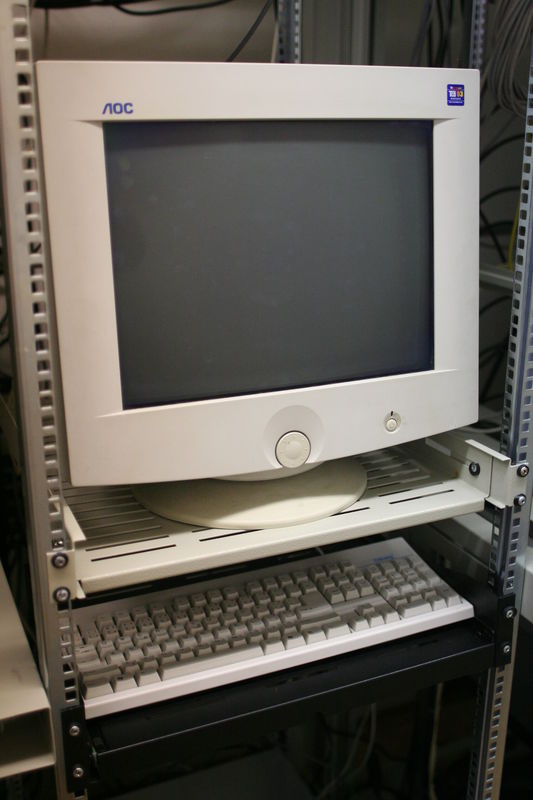 CRT monitor stačí, stejně mají všichni notebooky