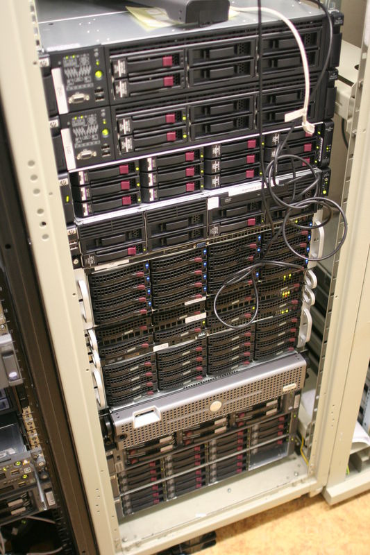 Disková pole a XCP cluster, nejnáročnější část serverovny. Poslední tři boxy slouží strahovskému FTP