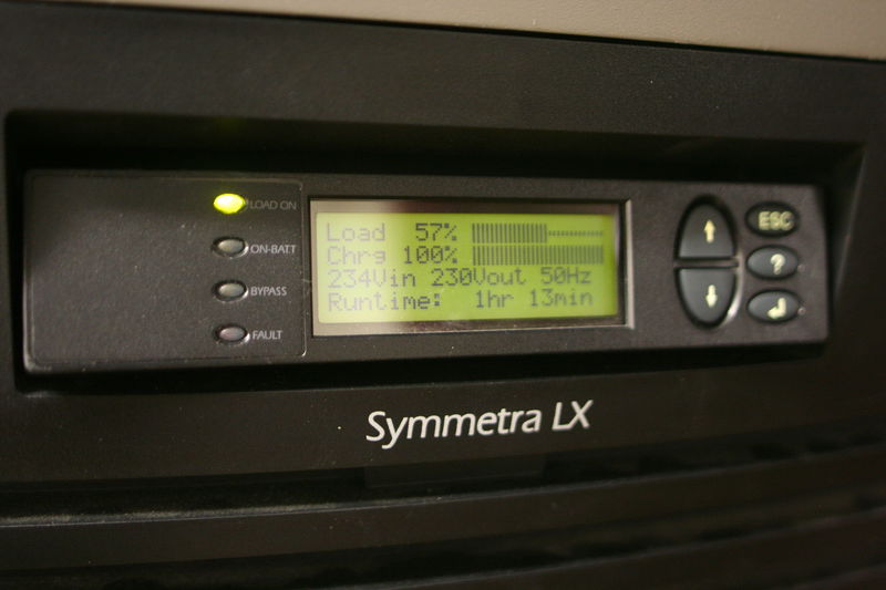 UPS vydrží přes hodinu. Klimatizace na ni ale napojená není.