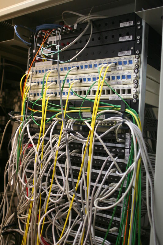 Patch panely s kabeláží