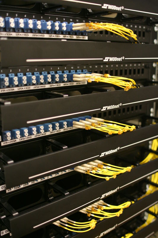 Optický patch panel, na každé patro kolejí povede dvojice 10G spojů