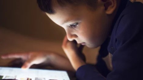 Do dvou let bez televize a první mobil v jedenácti. Státy „učí“ rodiče, jak zodpovědně nakládat s digitálními technologiemi