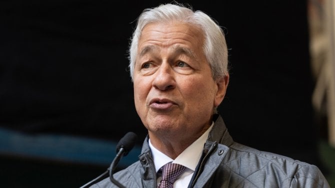 Trhy snížení ratingu USA přehlížejí. Šéf JP Morgan naopak varuje před stagflací a přehnaným optimismem