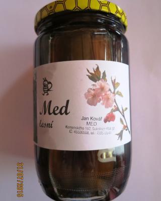 Med lesní. Kategorie: Falšované potraviny. Nevyhovující parametr: chuť, hydroxymethylfurfural (HMF), sacharoza, aktivita diastázy. Chuť výrobku byla sladká, slaná, cizí a netypická. Obsah látky hydroxymethylfurfural byl vyšší, než připouští příslušný právní předpis. Hydroxymethylfurfural (HMF) je látka, která vzniká například při vyšších teplotách během zpracování medu. Med nevyhověl legislativním požadavkům na aktivitu enzymu diastáza. Aktivita enzymu klesá například stárnutím medu. Ve výrobku byl zjištěn podstatně vyšší obsah sacharózy, než připouští příslušný právní předpis. Výrobce / Distributor: Jan Kovář MED, Sokolnice. Místo kontroly: K CZ spol. s r.o., Znojmo