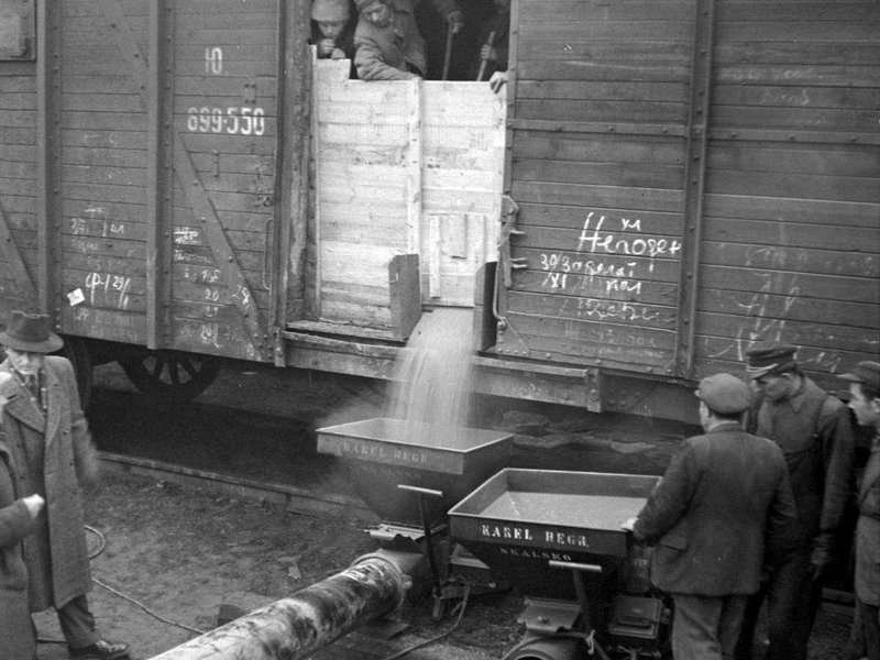  Spása. „Přečerpávání“ sovětského obilí z širokorozchodných ruských vagonů do československých (Čierna nad Tisou, 1947)