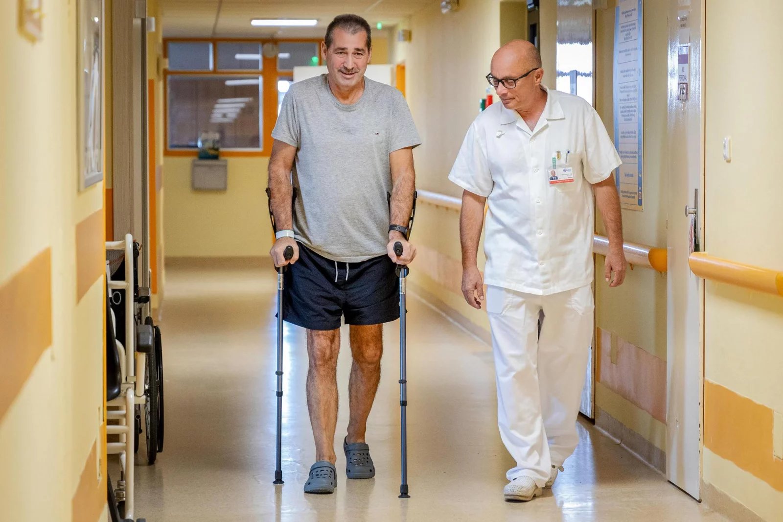 Přednosta Kliniky úrazové chirurgie a ortopedie Pavel Douša (vpravo) provedl první výměnu obou kyčelních kloubů najednou ve FN Ostrava.