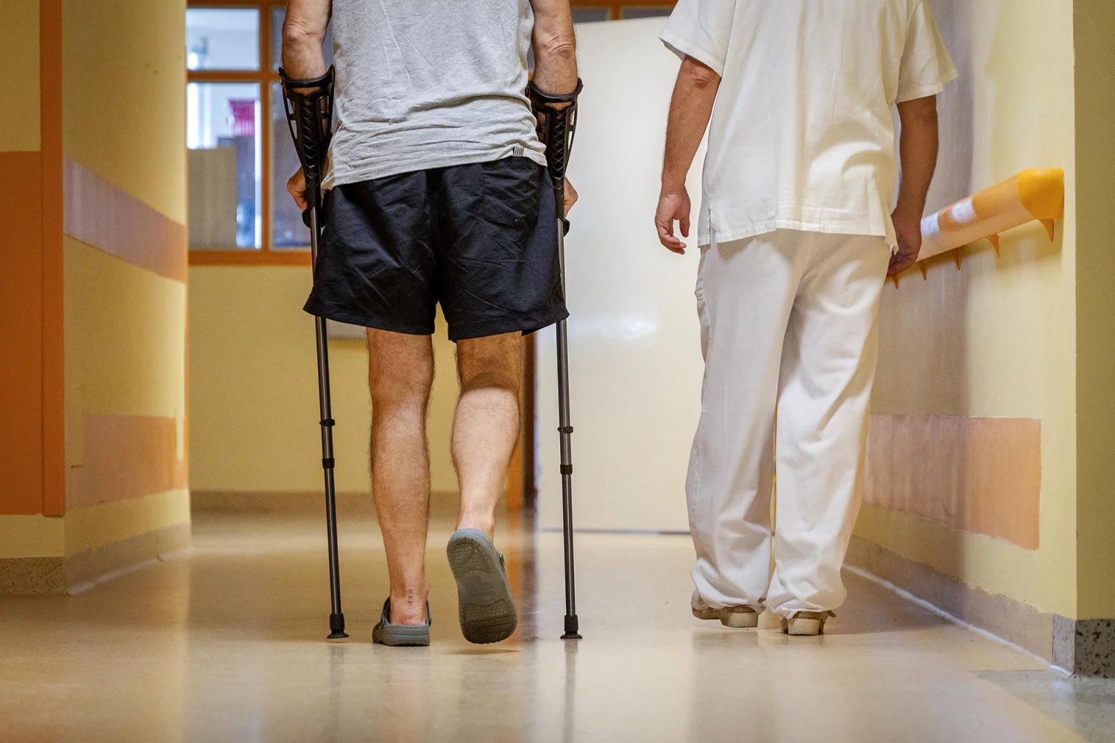 Lékař pacientovi voperoval dvě endoprotézy, aby mohl efektivně rehabilitovat. Na snímku je Rudolf Literák při nacvičování chůze.