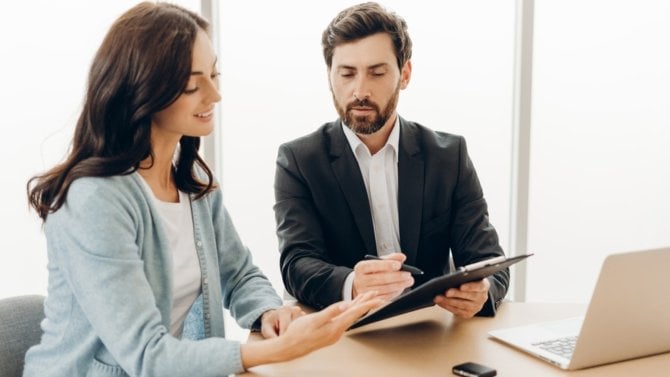 https://i.iinfo.cz/images/Žena v kanceláři podepisuje nějakou smlouvu