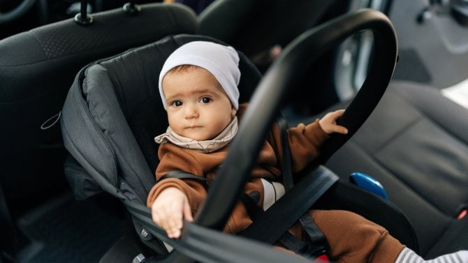 Nevhodně připoutané dítě v autosedačce