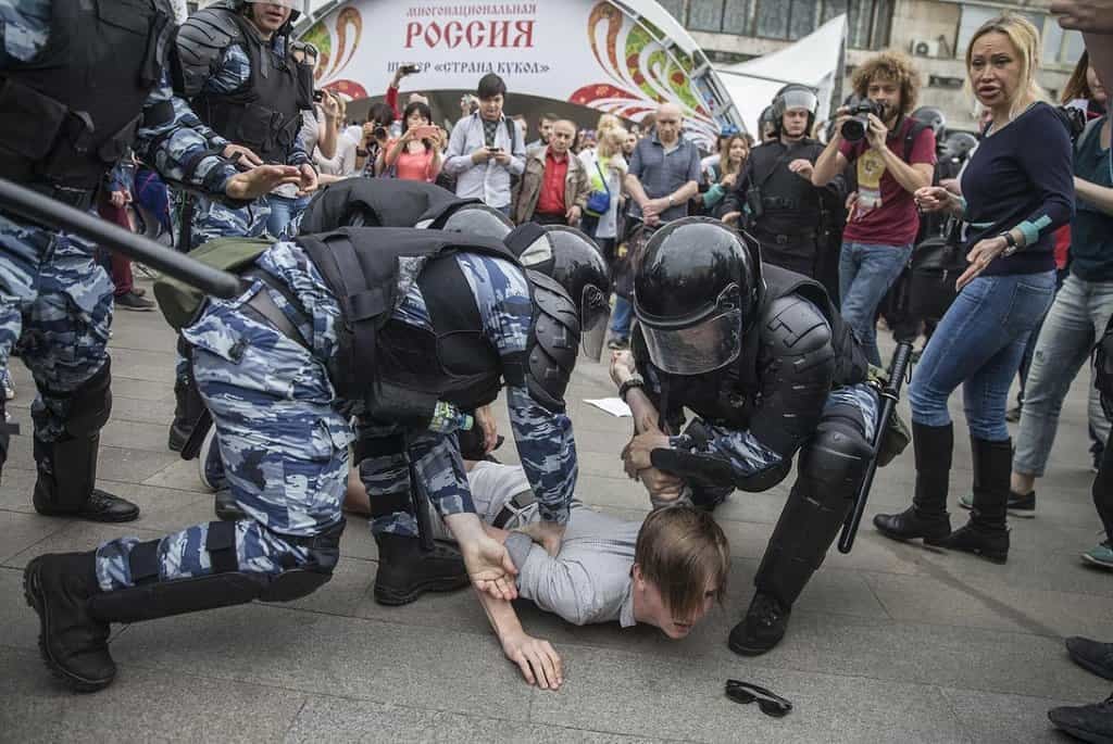 2011-06-zc3a1sah-ruskc3a9-policie-proti-demonstrantc5afm-v-moskv