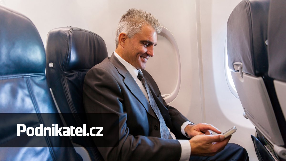 Internet v letadle může vyjít opravdu draho. Víme, kolik operátoři účtují za roaming