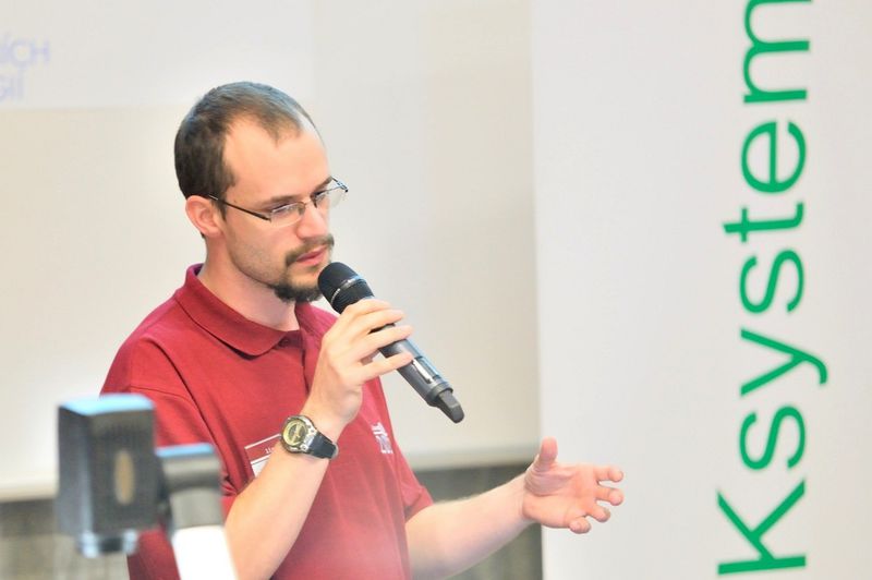 Autoři projektu přednáší na konferenci LinuxAlt 2013