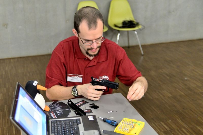 Miroslav Lábr nabíjí laserovou pistoli