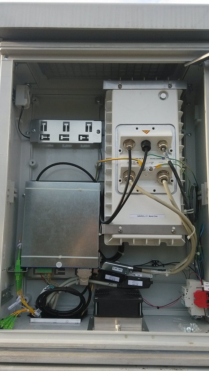 Vnitřní pohled na FTTC box osazený DSLAM technologií Alcatelu.