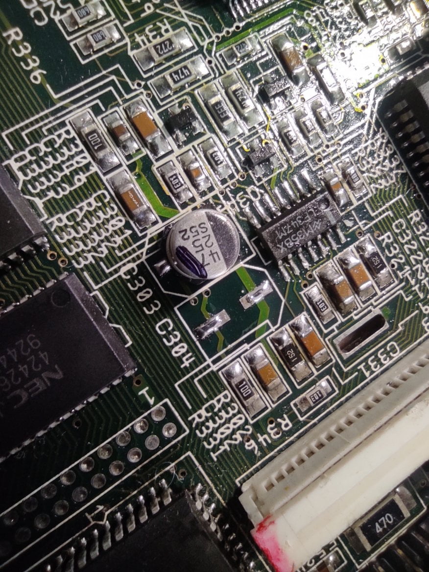 Kondenzátory typu SMD, jeden již vypájený, druhý zatím původní.