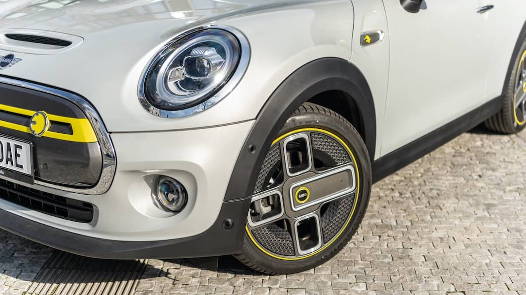 Elektrické Mini k nám přijíždí na speciálních kolech Corona. Řídit ho ale můžete i bez roušek…