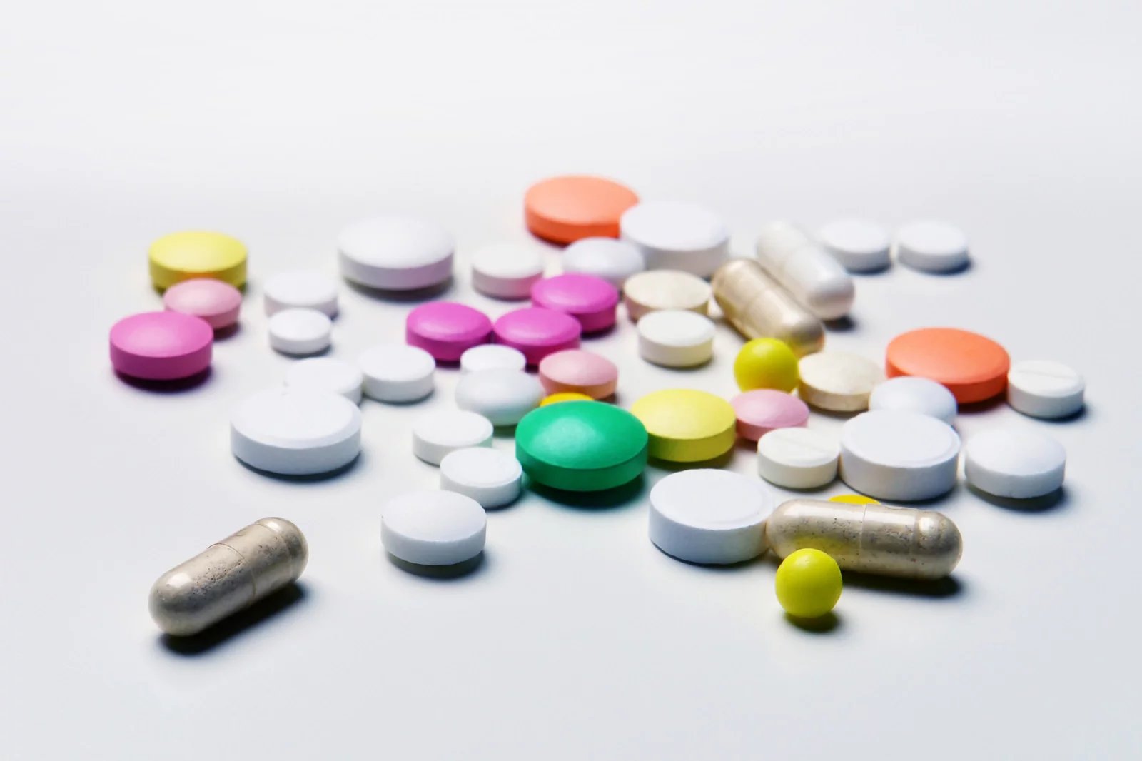 Analgetika jsou léčiva určená primárně k tišení bolesti, avšak jsou účinná i v boji se záněty a teplotou. Nejpoužívanějšími léky tohoto typu jsou paracetamol, kyselina acetylsalicylová nebo ibuprofen. Analgetika lze rozdělit do dvou základních skupin – opioidní a neopioidní.