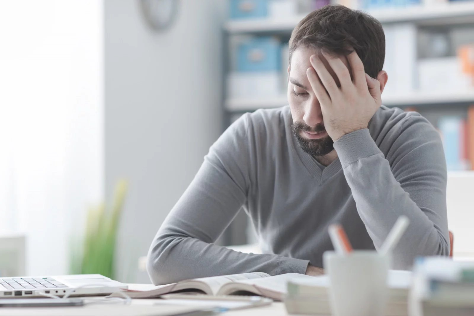 Opioidní analgetika můžou mít nežádoucí účinky obdobné, jako jsou u neopioidních analgetik. Vedle toho se však může vyskytnout i nízké libido, problémy s vylučováním a neschopnost soustředění.