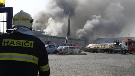 Náhledový obrázek - Mrazírny v Mochově hoří.  Hasiči vyhlásili zvláštní stupeň poplachu