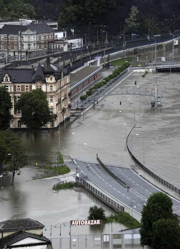 2011-11-povodnc49b-pokrac48dujc3ad-voda-v-mc49blnc3adku-stoupc3a