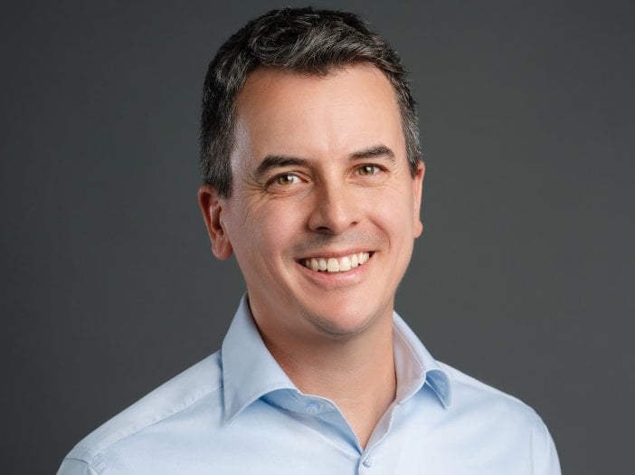 Autor: Raiffeisenbank a.s. Portrét muže jménem Roman Herman, který nově vede segment malých a středních firem v Raiffeisenbank.