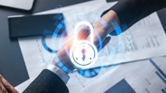 Dva obchodníci si podávají ruce s ikonou zámku na pozadí hologramu. Koncept internetového zabezpečení obchodních informací. Formální oblečení.