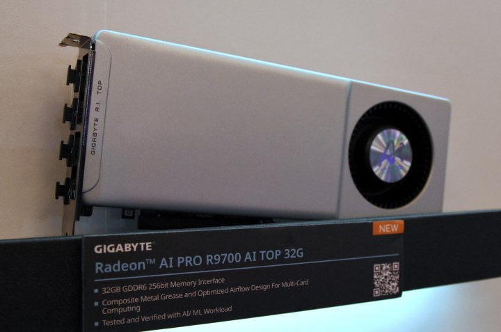 AMD Radeon AI Pro R9700 AI Top od Gigabyte