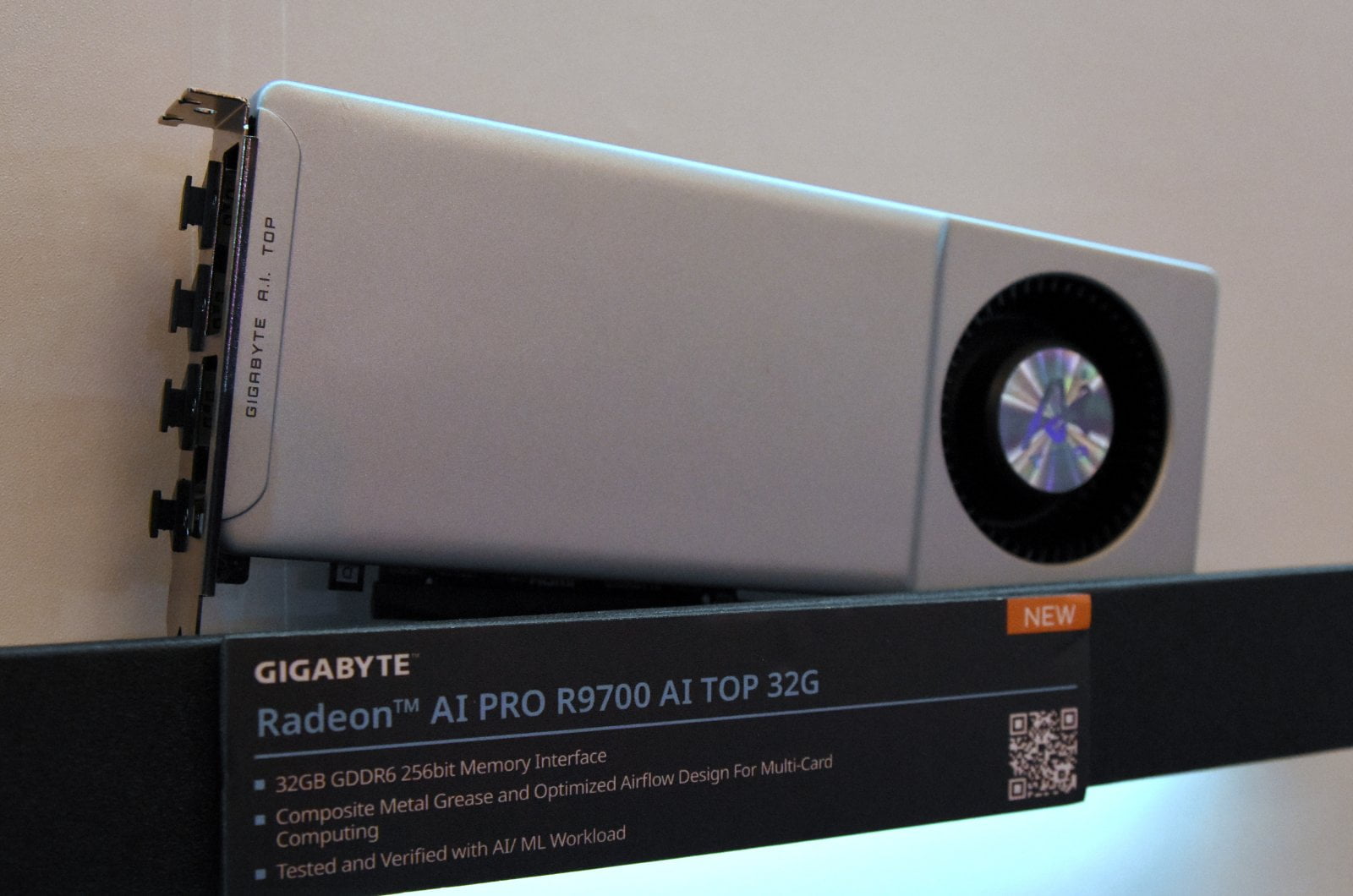 AMD Radeon AI Pro R9700 AI Top od Gigabyte