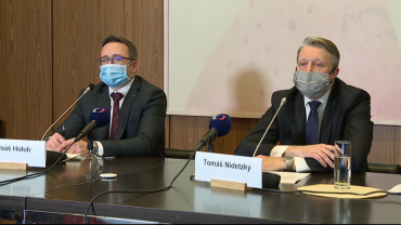 Dva členové Rady ČNB: Zleva Tomáš Holub a viceguvernér Tomáš Nidetzký. Prinscreen z online tiskové konference z 26. 3. 2020.