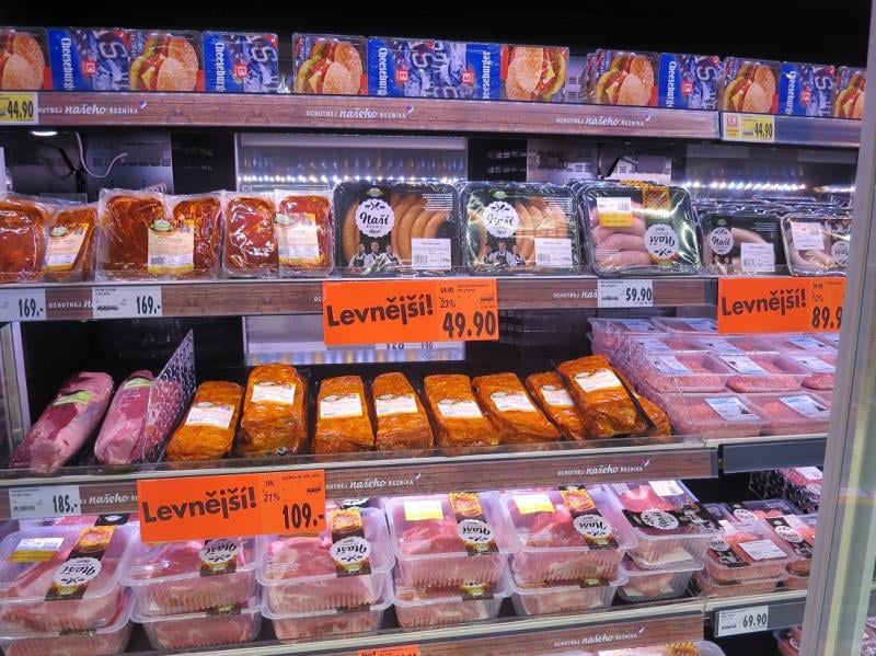 Kaufland, Prostějov: Cheeseburger, smažený karbanátek z vepřového masa se sýrem gouda v housce se sezamem - na regálové etiketě bylo zobrazeno srdce v barvách české vlajky spolu se slovy "ochutnej našeho řezníka", spotřebitel se tak oprávněně může domnívat, že původ výrobku je v České republice. Výrobek však byl vyroben v Německu. Spotřebiteli tak byly na regálové etiketě poskytnuty zavádějící informace o původu výrobku.