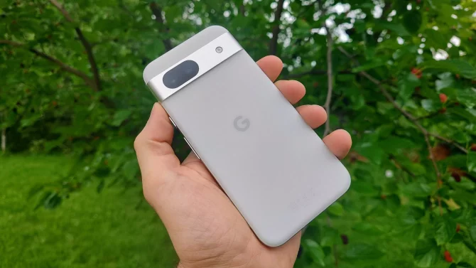 Recenze smartphonu Google Pixel 8a: vlajkový Pixel schovaný v levnějším kabátku