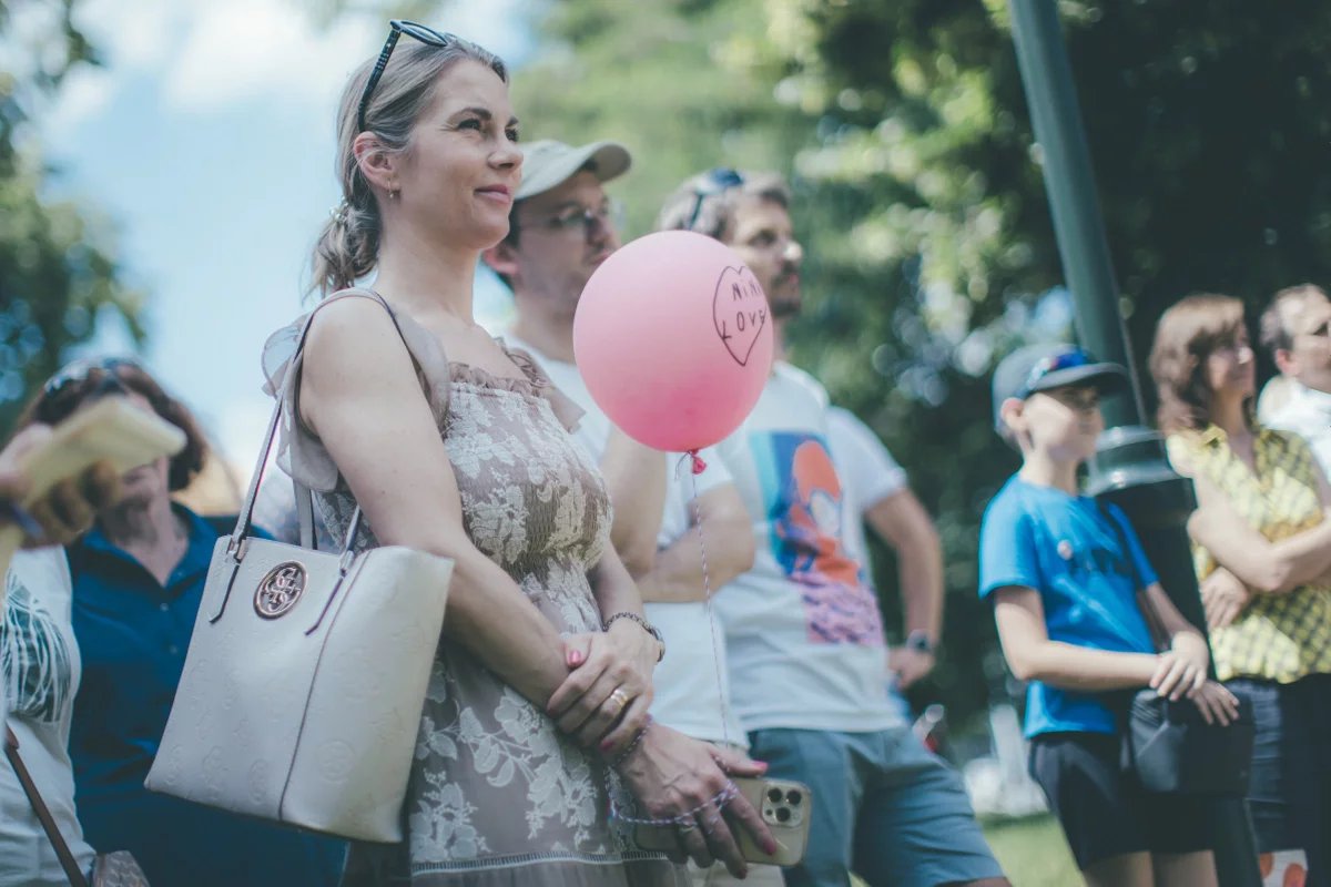 Symbolem akce byl růžový balónek s nápisem Nina love. Na snímku jej drží moderátorka Karla Mráčková. Růžová je barva boje s rakovinou, nápis pak vzkazem rodiny pro Ninu.