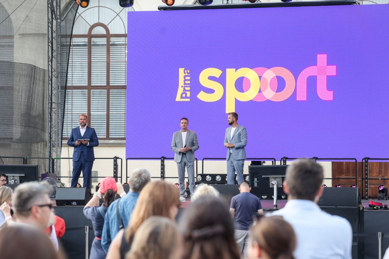 Moderátor Libor Bouček (vlevo), zakladatel společnosti Perinvest Group Tomáš Petera (uprostřed) a generální ředitel TV Prima Lukáš Kubát, srpen 2026