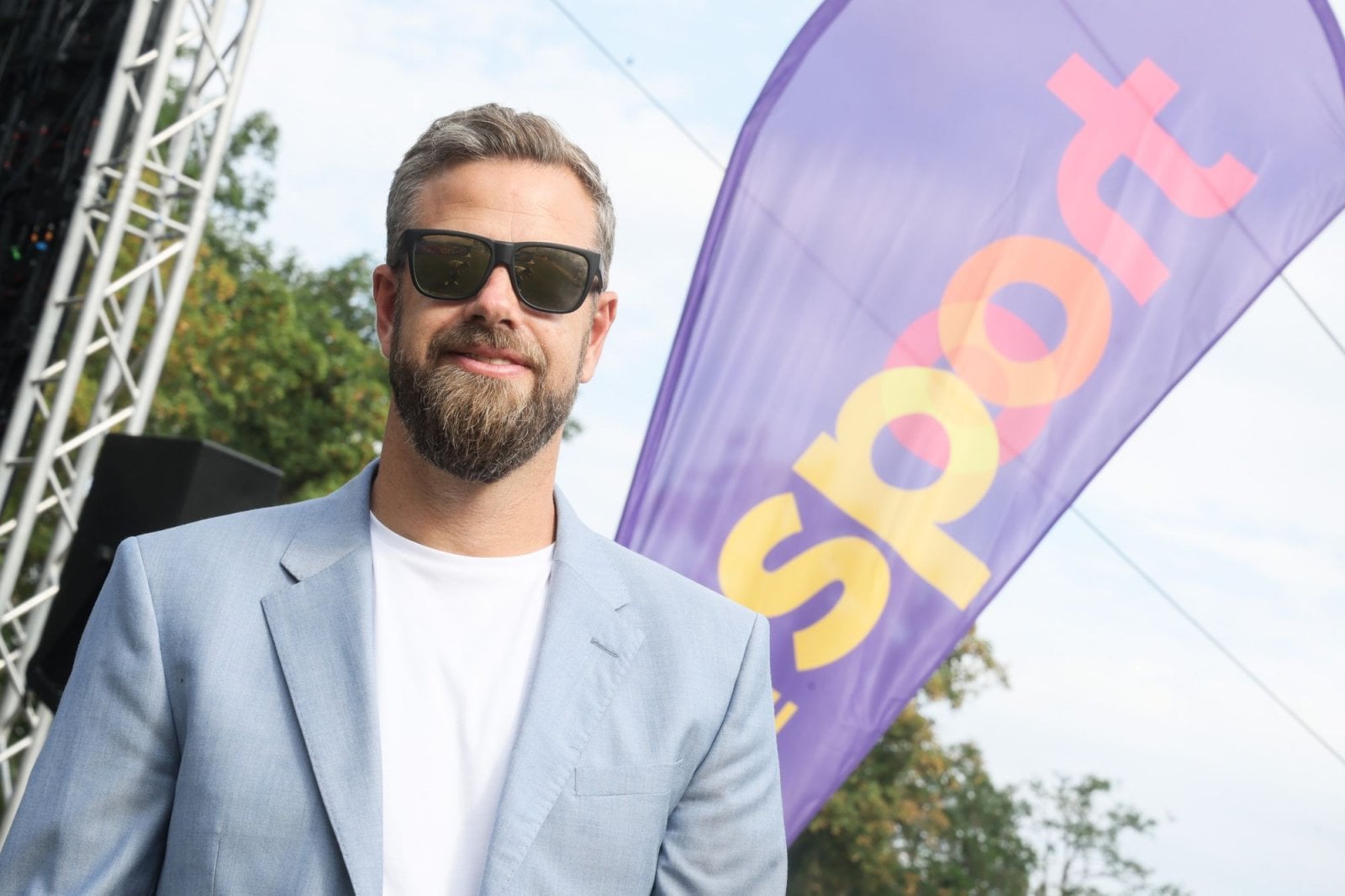 Generální ředitel TV Prima Lukáš Kubát s logem stanice Prima Sport