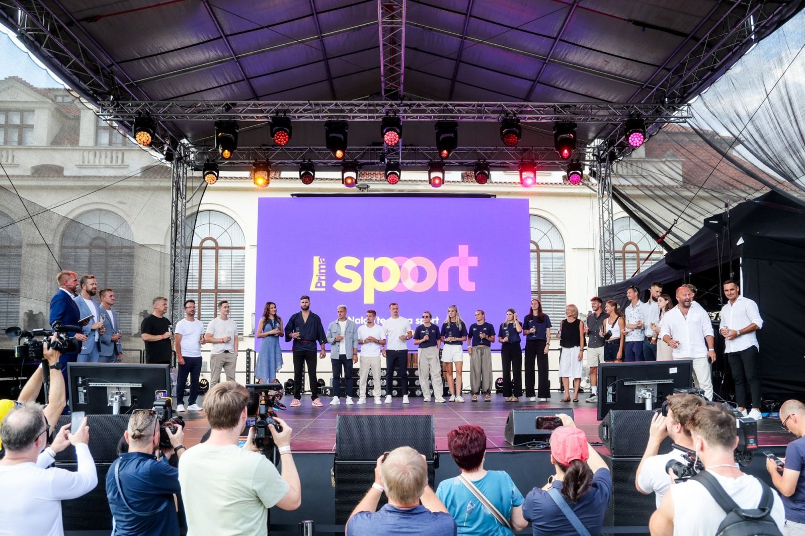 Slavnostní přípitek manažerů a sportovců ke spuštění stanice Prima Sport, srpen 2026